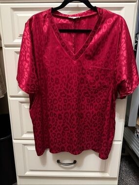 eesome Red Satin Leopard V-Neck Short Sleeve Top
